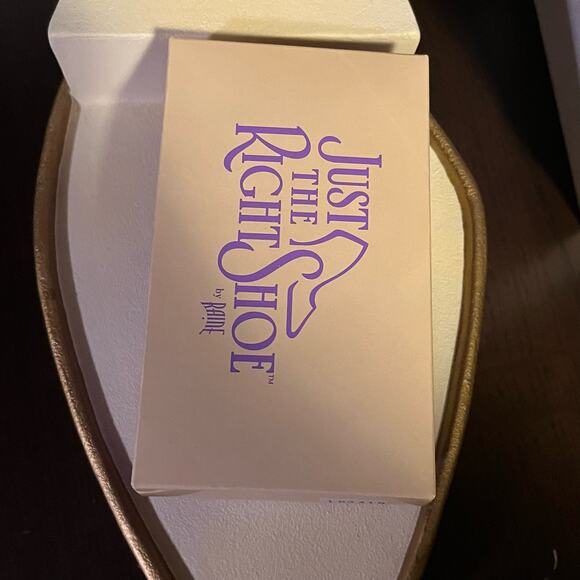 Just the Right Shoe I Do - Picture 3 of 11